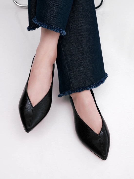Alumnae Shoes - ALUMNAE Black Pointed V-Cut low Heel Mules